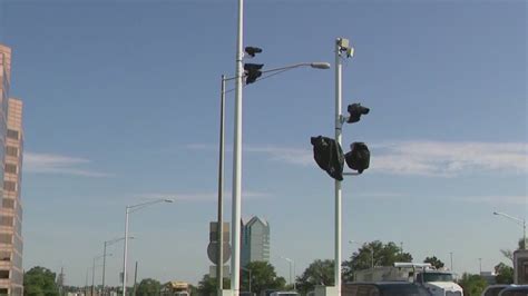 Judge rules Oakbrook Terrace must remove red light cameras near mall